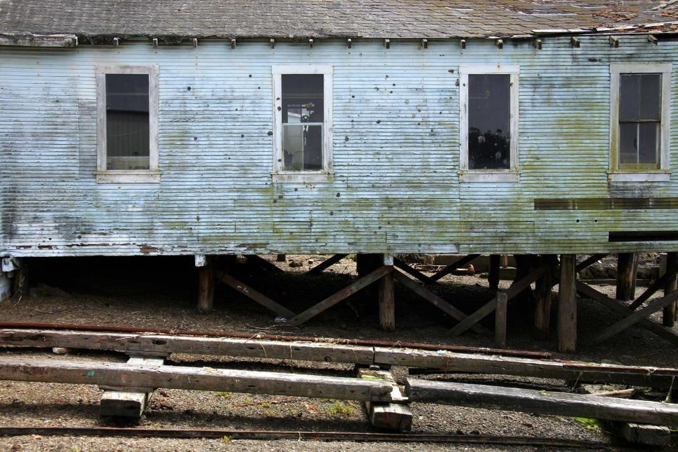 Free Image of Weathered building 