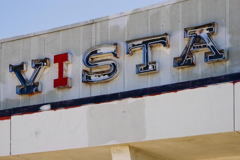 Free Image of Broken Neon Theater Sign - Vista 