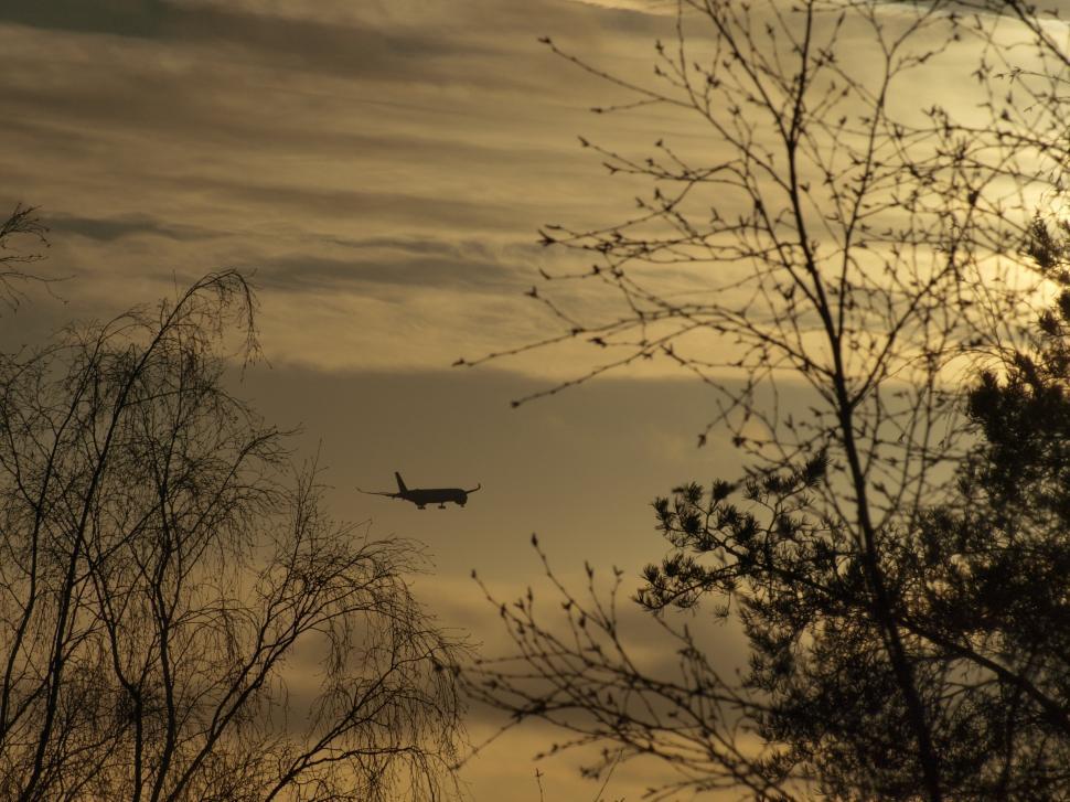Free Image of Airplane flying in to clouds  