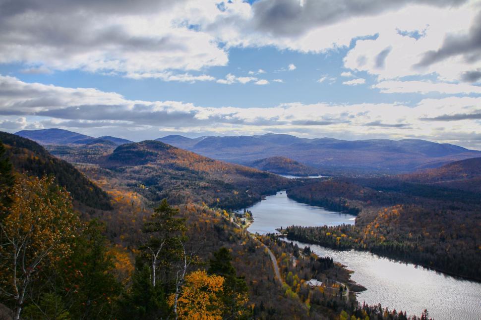 Free Image of Majestic Lake Surrounded by Mountains 