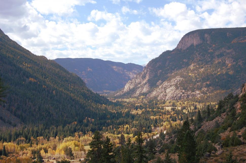 Free Image of Majestic Valley With Mountains in the Background 