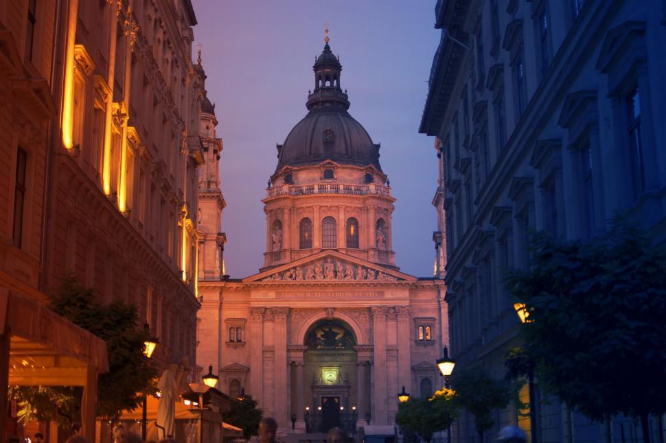 Free Image of Large Building With a Dome 