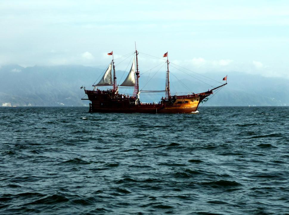 Free Image of Sailing Ship 