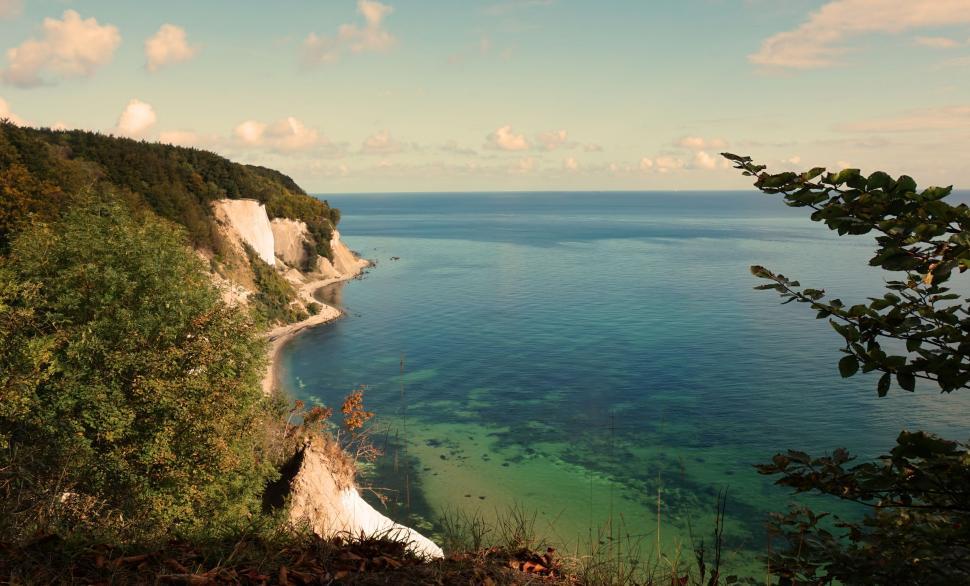 Free Image of Clifftop View of the Ocean 