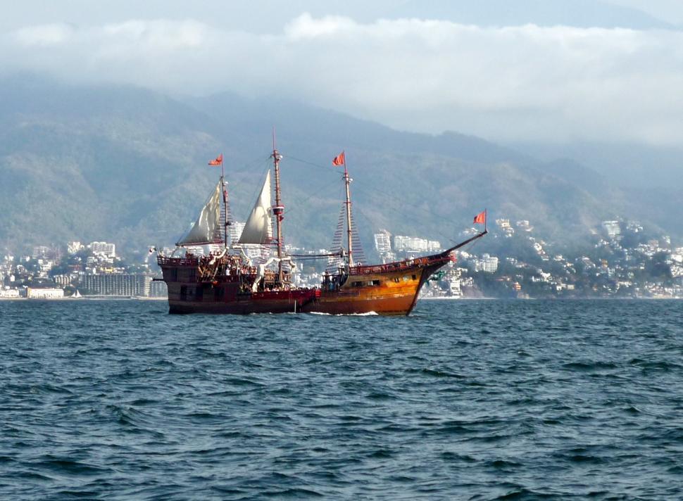 Free Image of Sailing Ship 