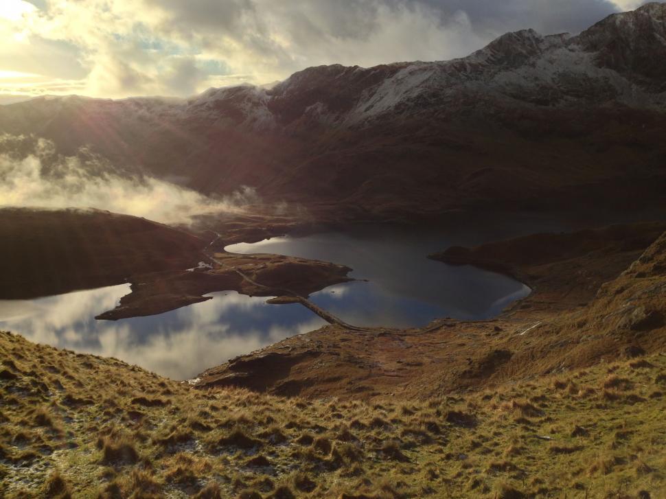Free Image of A View of a Lake Amidst a Mountain Range 