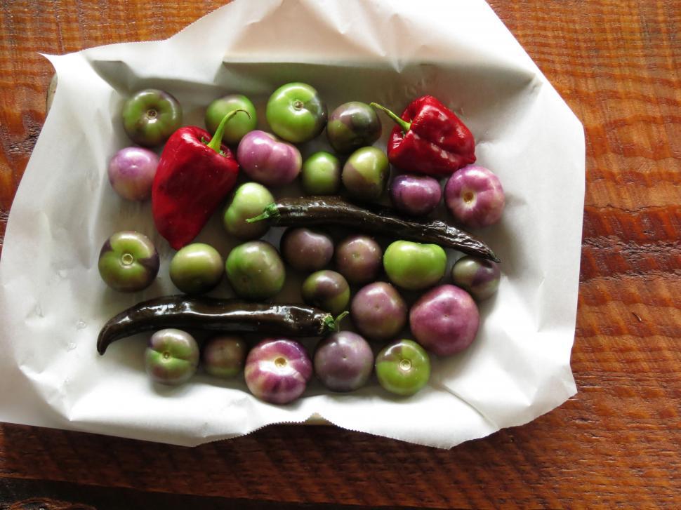 Free Image of White Bowl Filled With Green and Red Vegetables 
