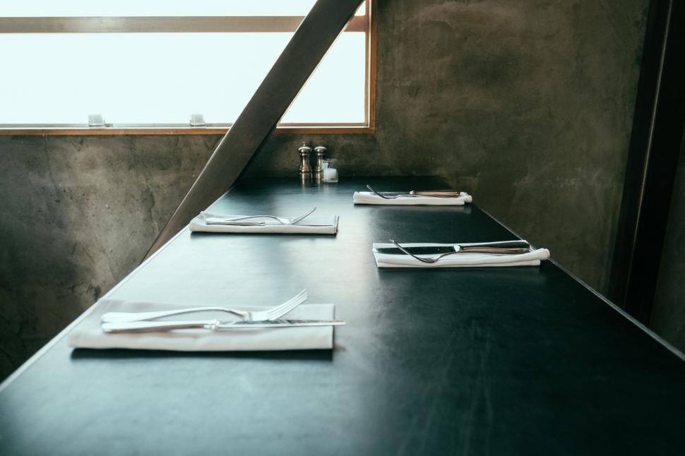 Free Image of Long Table With Napkins 
