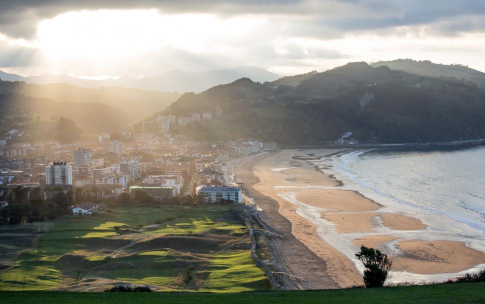 Free Image of Overlooking Beach and Cityscape From Hill 