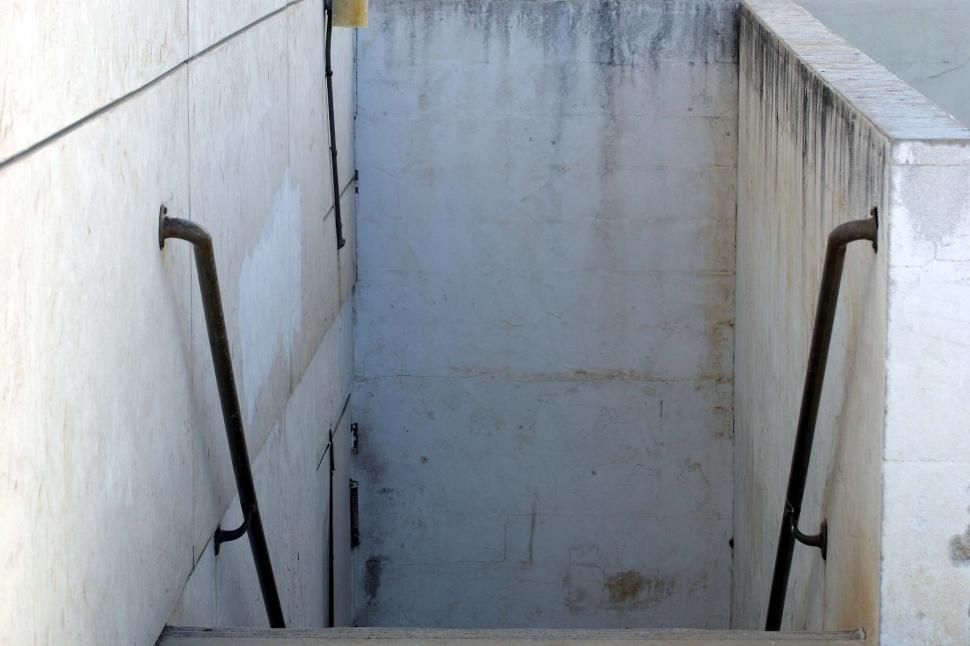 Free Image of Steps going down 