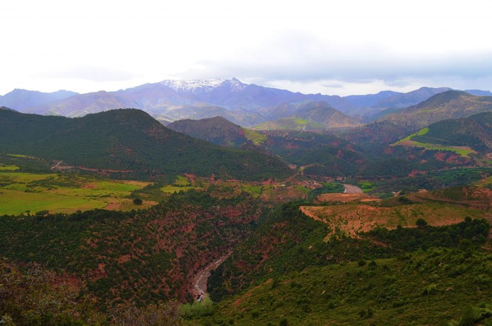 Free Image of Majestic Valley With Mountains in the Background 