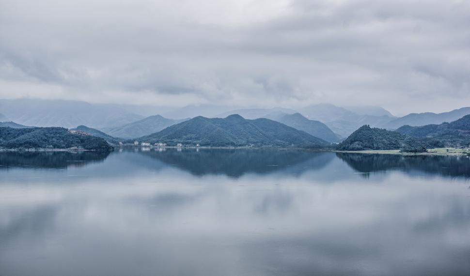 Free Image of Majestic Lake Surrounded by Towering Mountains 
