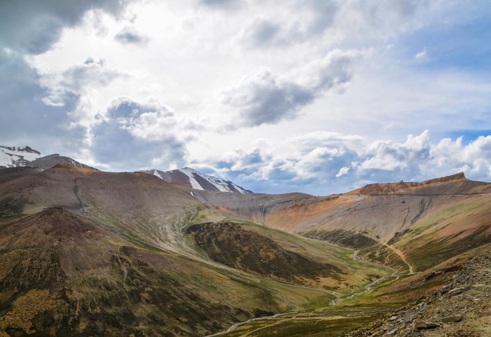 Free Image of Valley Landscape With Mountain Background 