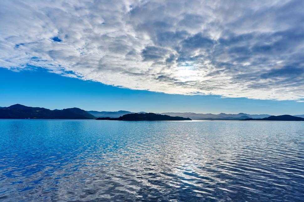 Free Image of Majestic Mountain Lake Surrounded by Peaks 
