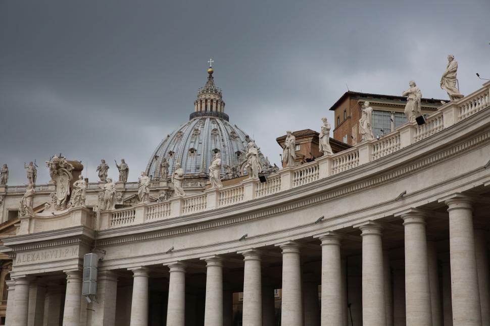 Free Image of Grand Building With Dome and Statues 