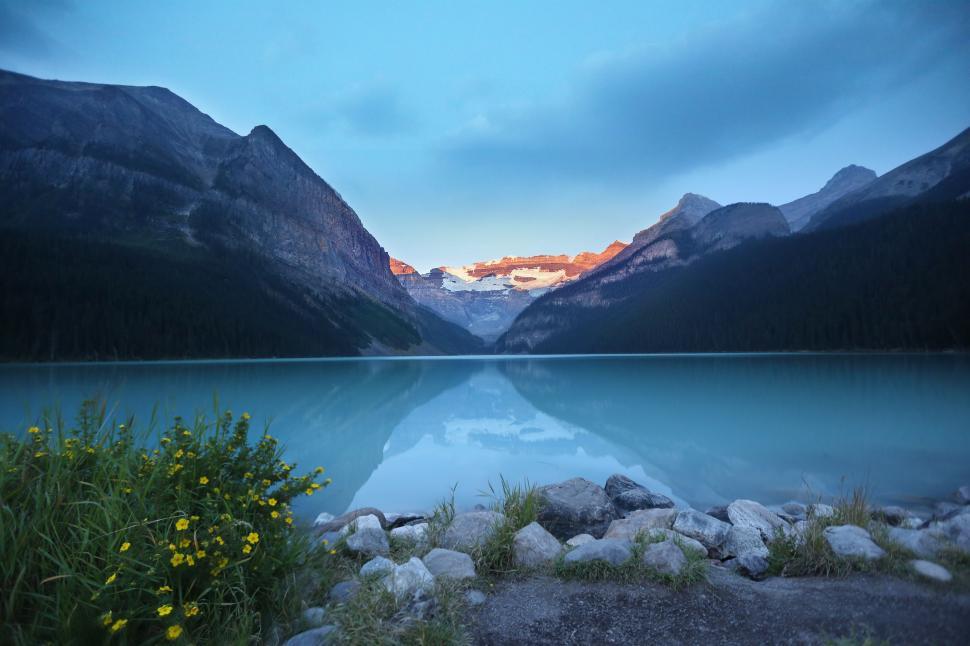 Free Image of Majestic Lake Surrounded by Mountains and Rocks 