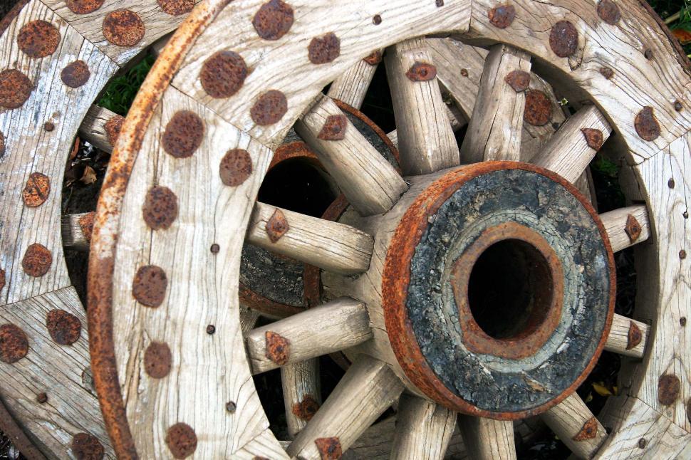 Free Image of Old wagon wheels 
