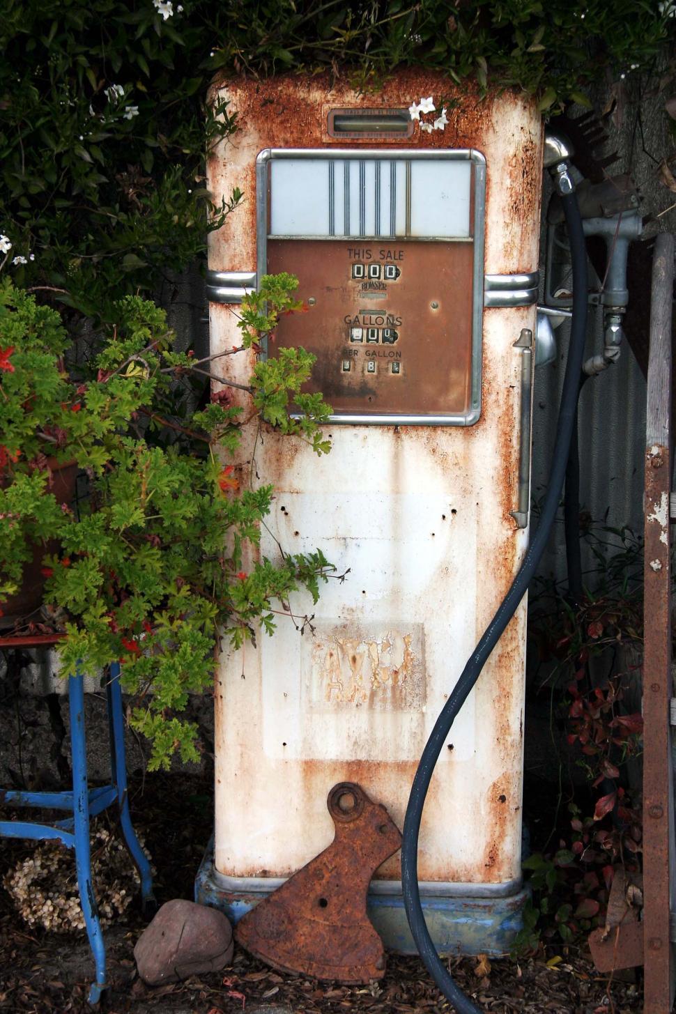 Free Image of Old gas pump 