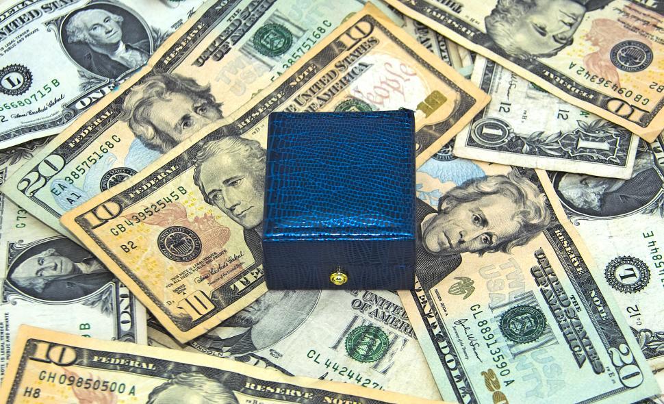 Free Image of Giftbox and Money 