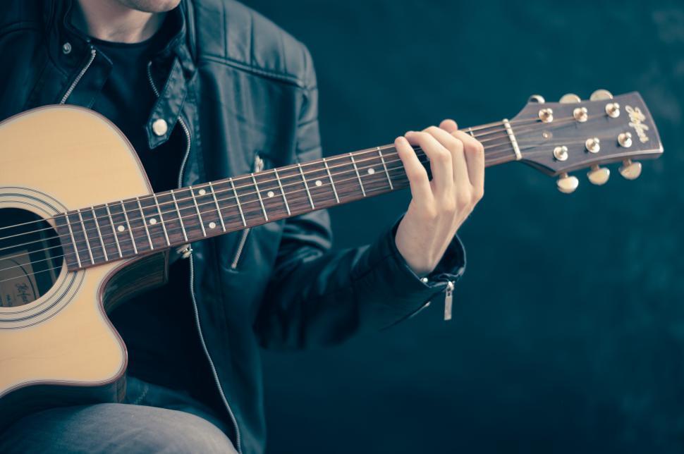 Free Image of Guitar player 
