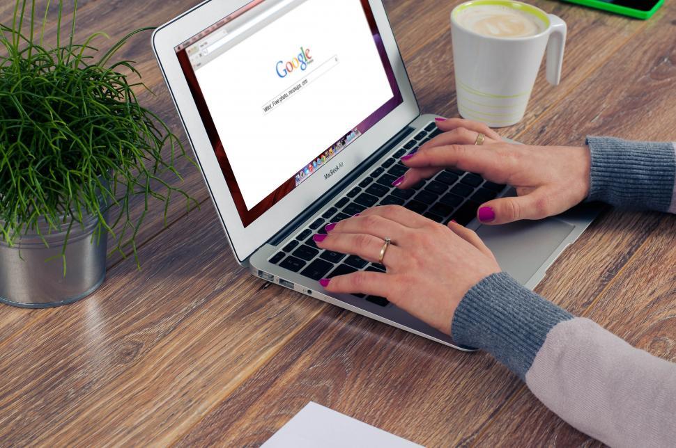 Free Image of Searching the web with search engine 