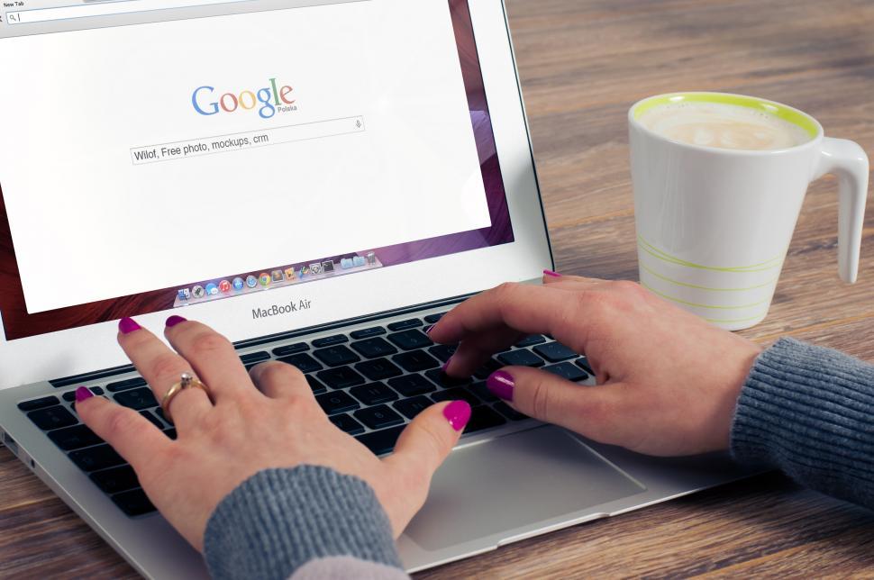 Free Image of Searching the web on a computer 