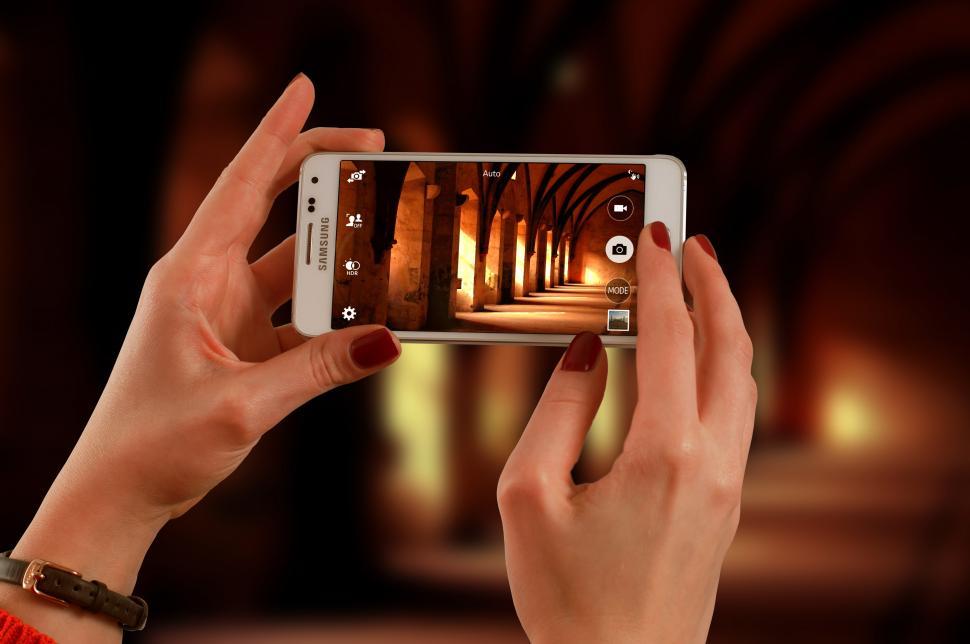 Free Image of Photos on mobile device 