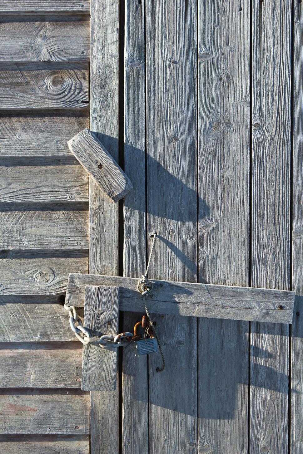Free Image of Latch on Door 