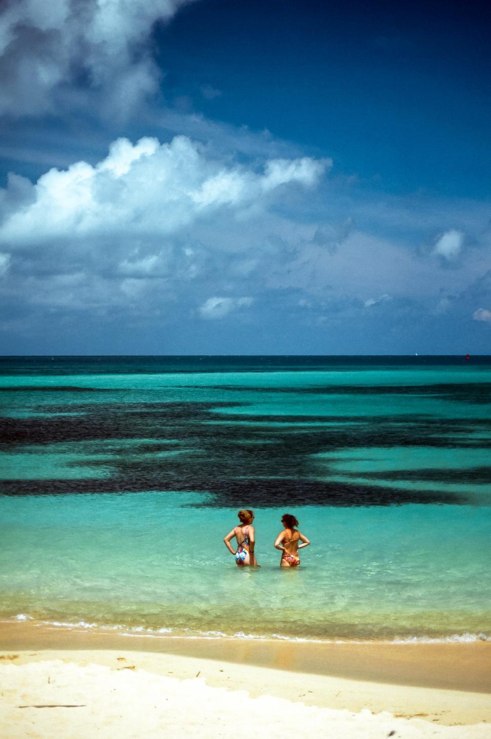 Free Image of Two women at beach 