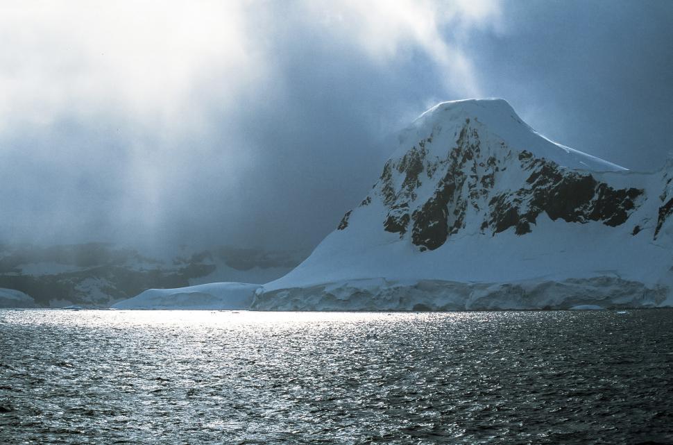 Free Image of Glacier and sun on ocean 