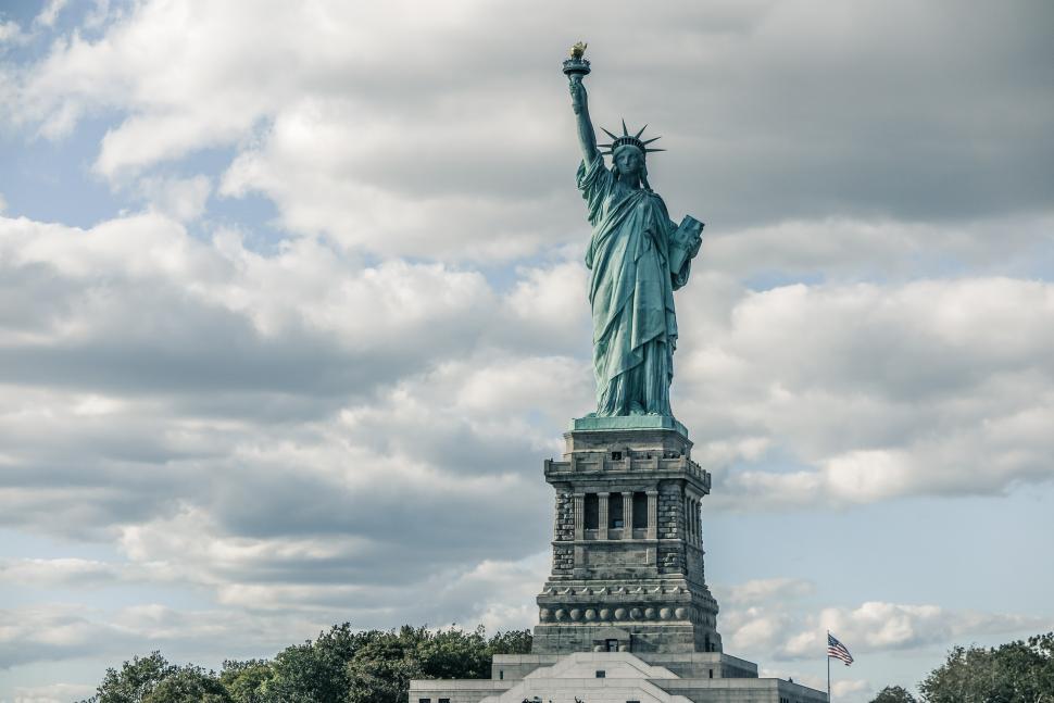 Free Image of Statue of Liberty on pedistal 