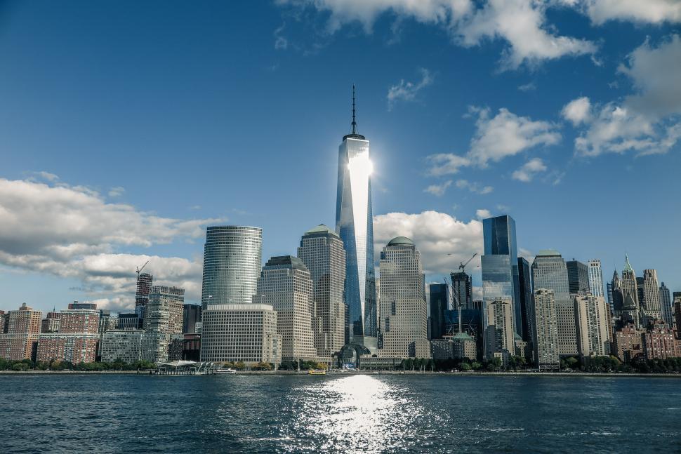 Free Image of Sun glare off the One WTC Tower 