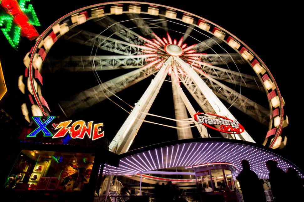 Free Image of Ferris Wheel at Night With People 