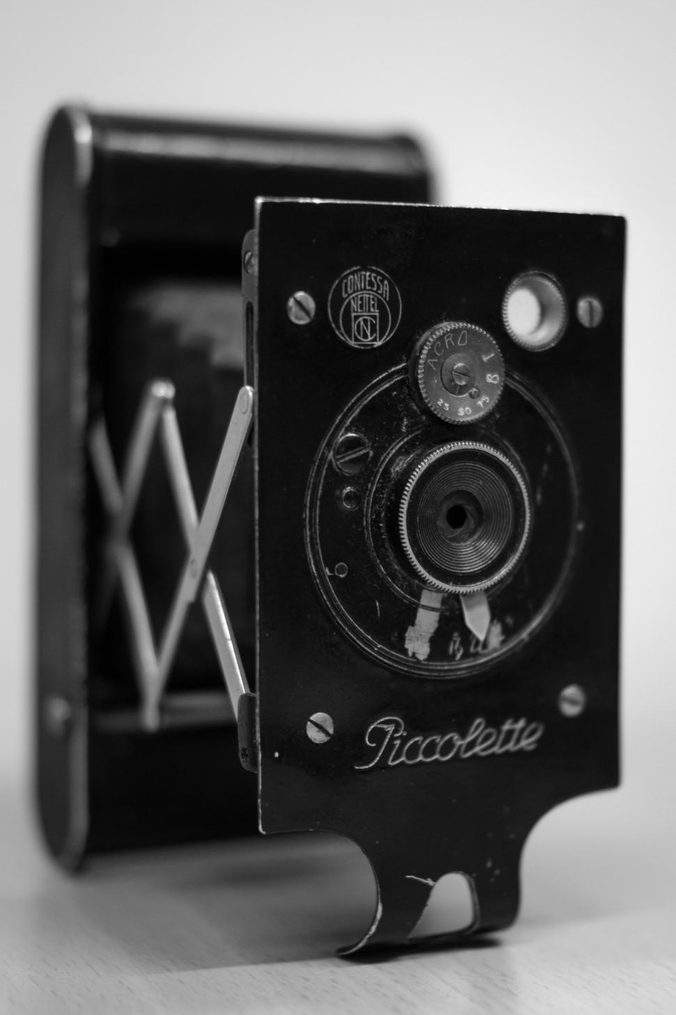 Free Image of Vintage Camera in Black and White 