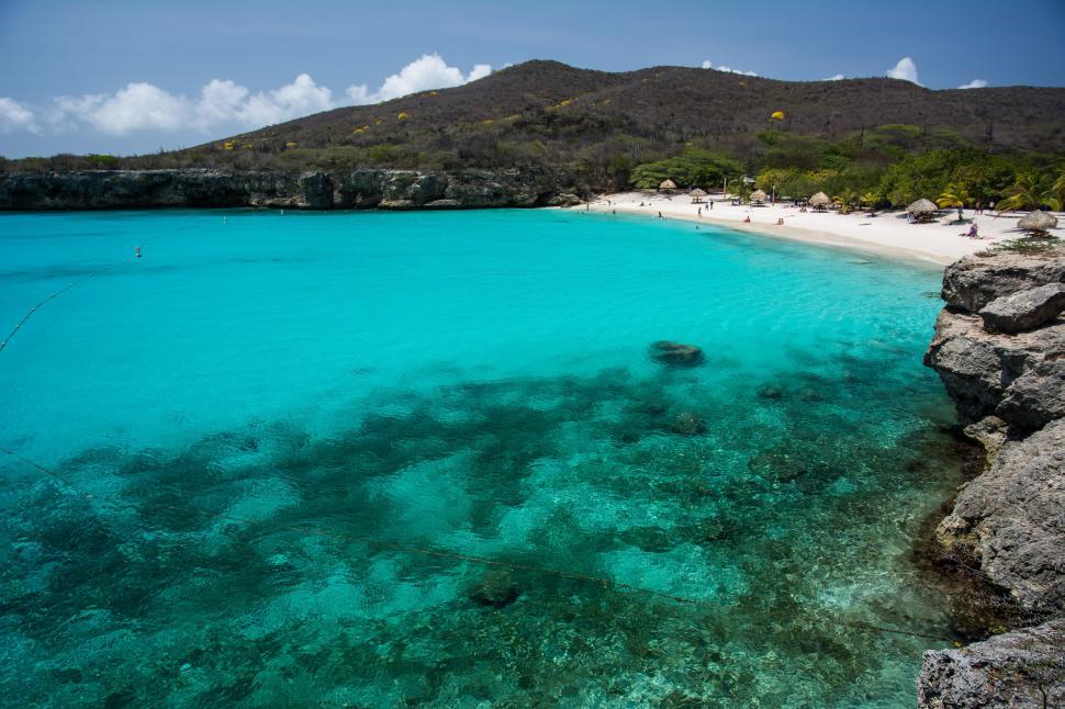 Free Image of Idyllic Beach With Clear Blue Water and White Sand 