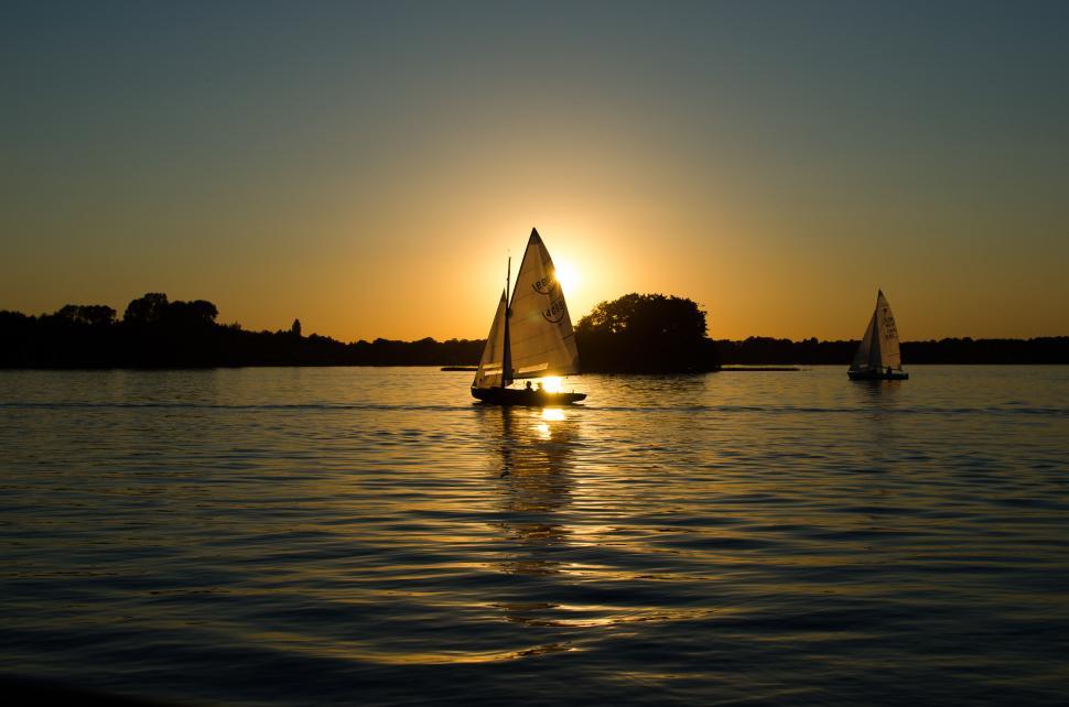 Free Image of Sun Setting Over Body of Water 