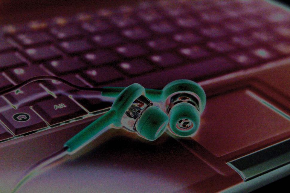 Free Image of Solarized earbuds 