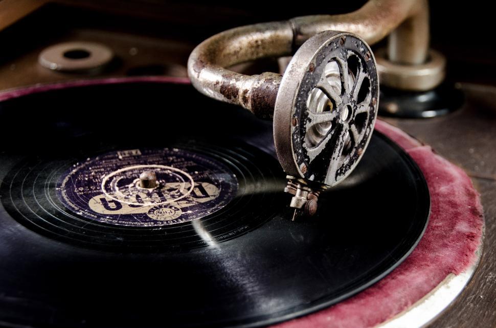 Free Image of Turntable With Ring on Top 