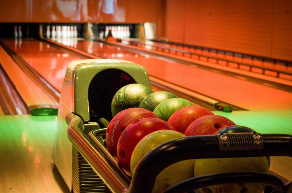 Free Image of Bowling balls in alley 