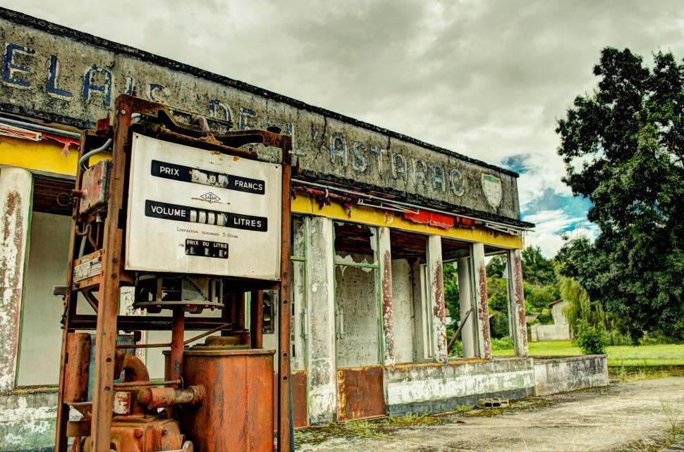 Free Image of Historic Building With Sign 