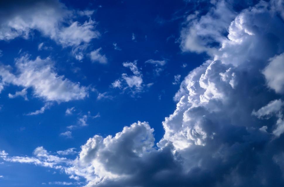 Free Image of Sun on cloud edges 