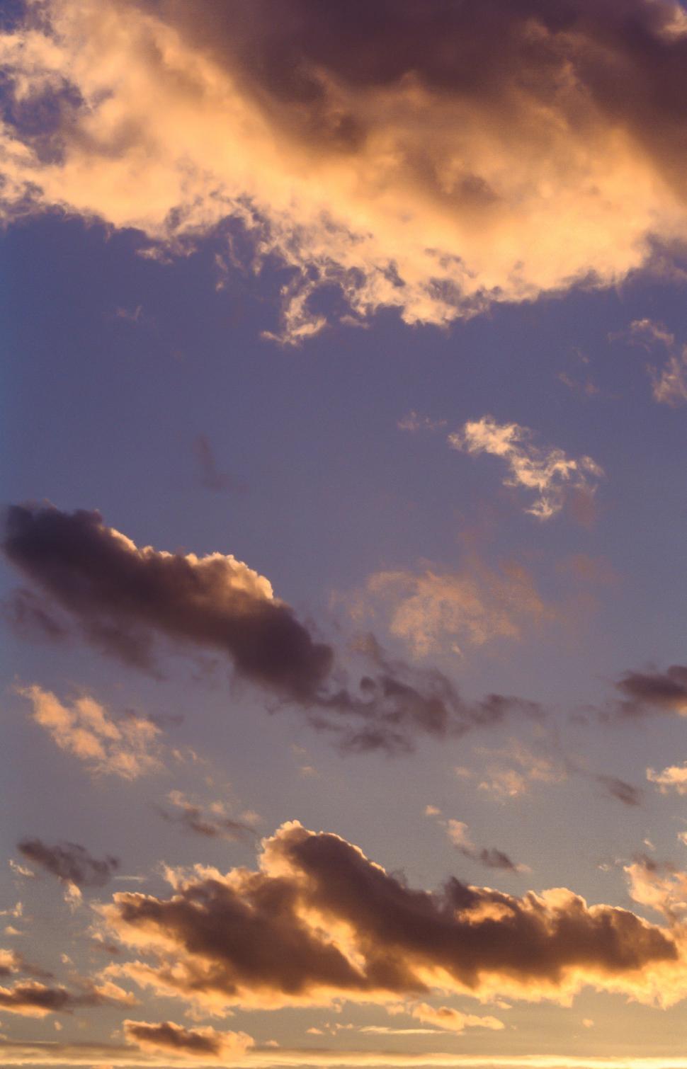 Free Image of Clouds during sunset 