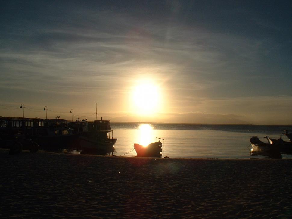 Free Image of Sunset at the beach 