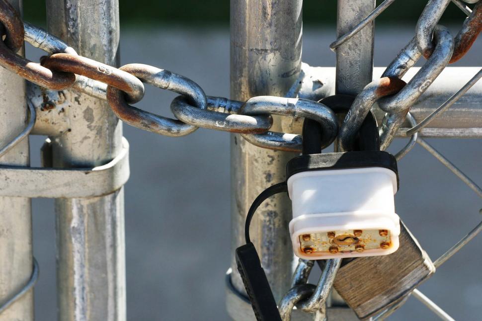 Free Image of Padlock on chain 