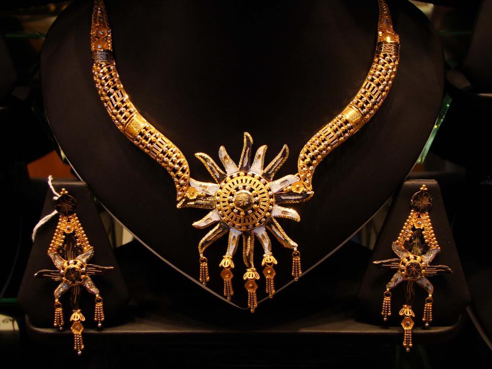 Free Image of Golden Necklace 
