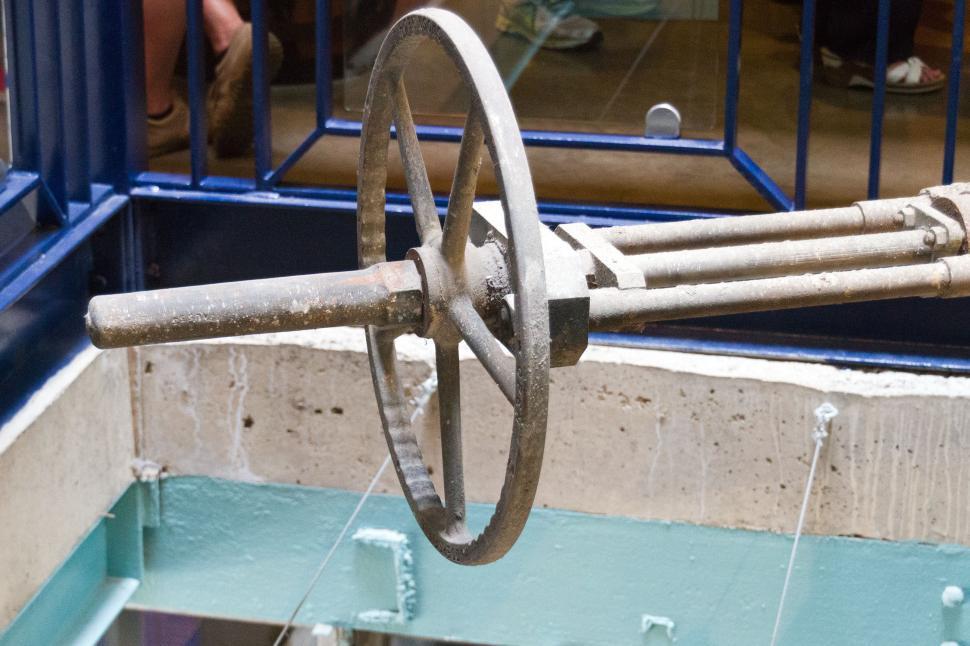 Free Image of Valve wheel on pipe 