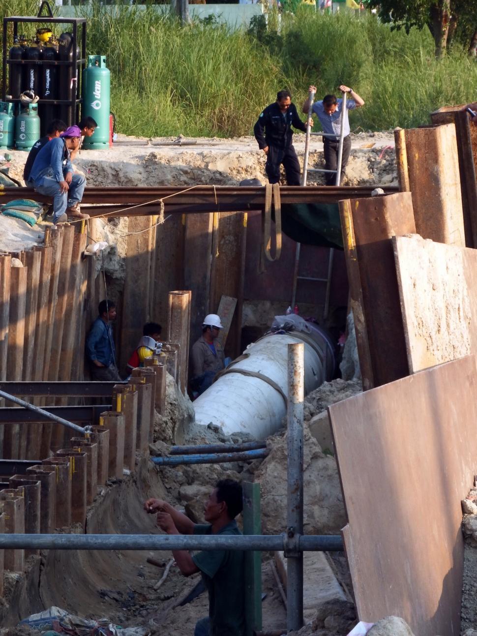 Free Image of Engineers work on a pipeline  