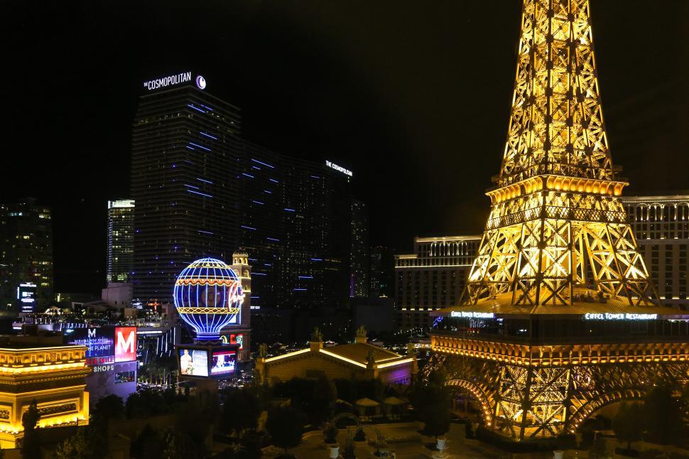 Free Image of Night View Of Eiffel Tower Restaurant 