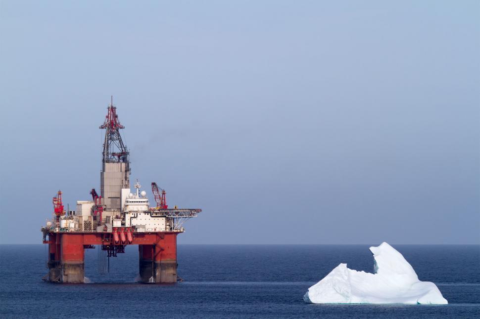 Free Image of Oil and gas drilling platform with iceberg 
