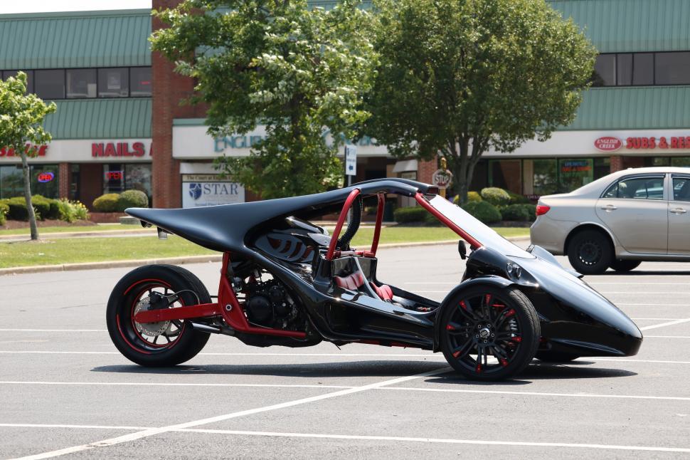 Free Image of Three Wheel Cycle Parked 